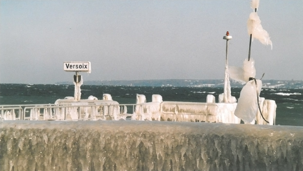Пристань Версуа - пригорода Женевы – во власти льда. Февраль 2005 год (фотография автора)